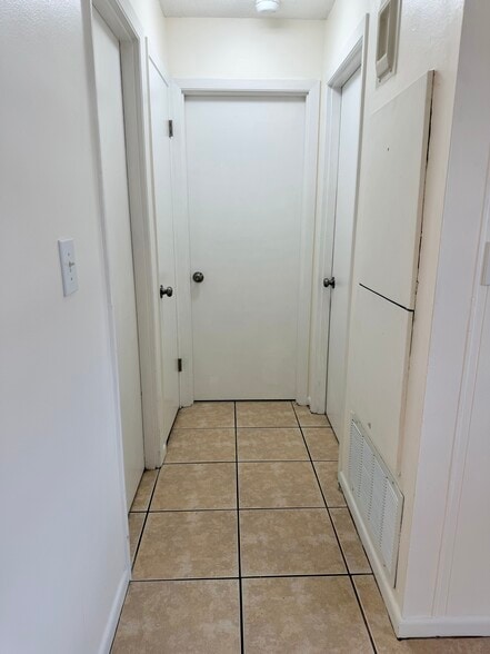 hallway - 912 La Salle Ave