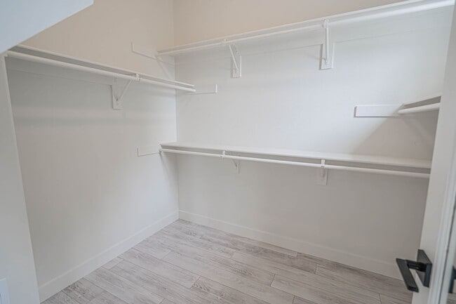 Building Photo - Woodland 3 Bedroom Home for Rent in Valencia!