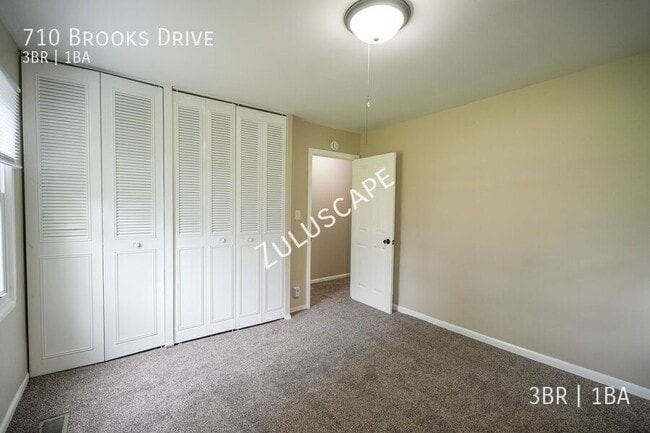Building Photo - 710 Brooks Dr