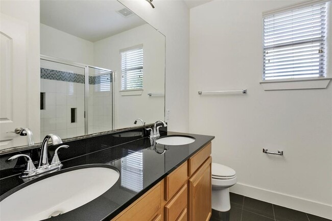 Building Photo - 13420 Lyndhurst St