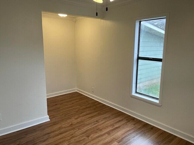 Building Photo - 206 S Elm St