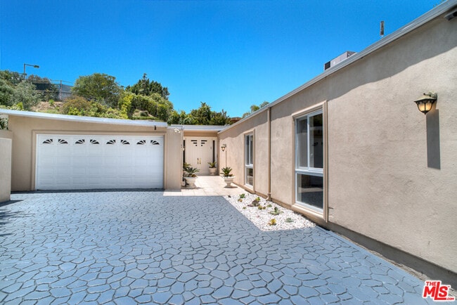 Building Photo - 3835 Sapphire Dr