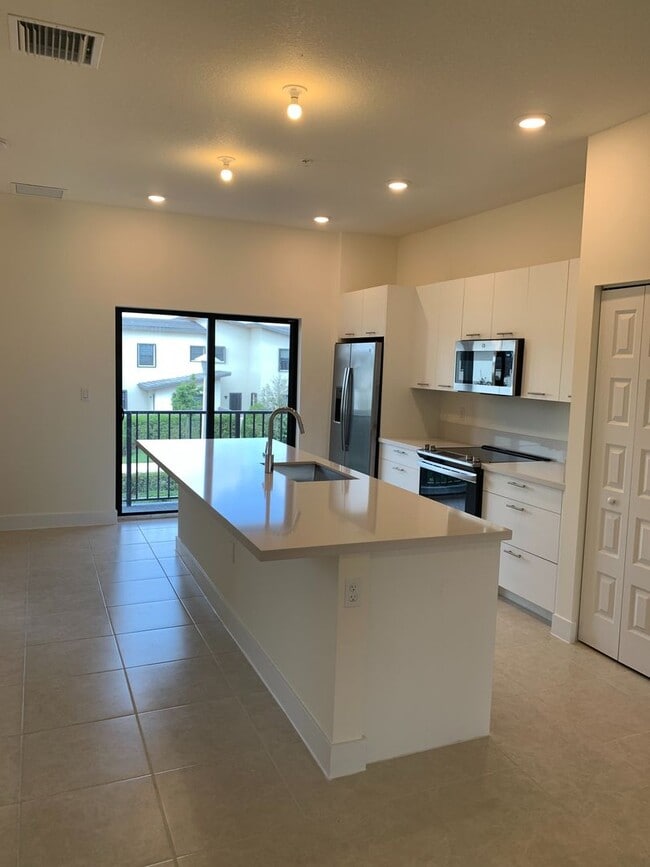 Building Photo - Great Condo unit in Doral