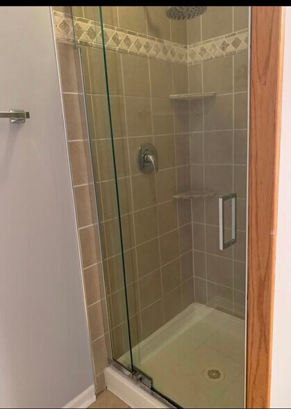 Building Photo - 701 Garden Cir