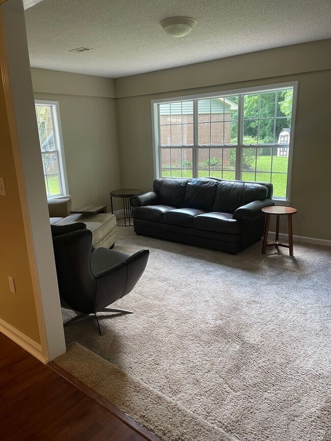 Building Photo - 3 bedroom 2 bath house