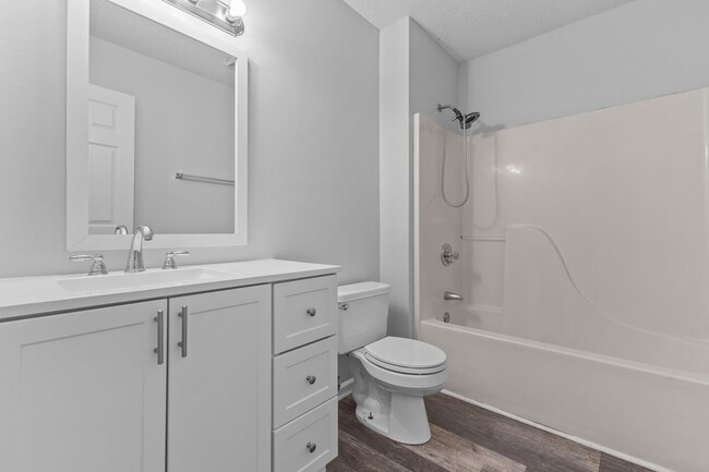 Building Photo - Charming 2 Bedroom Apartment