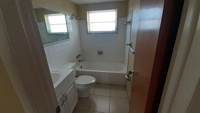 Building Photo - 2/1.5/1 1000 Sq. Ft. NEW AC!!!Spacious living room, Lanai, fenced in yard, and tile floors though...