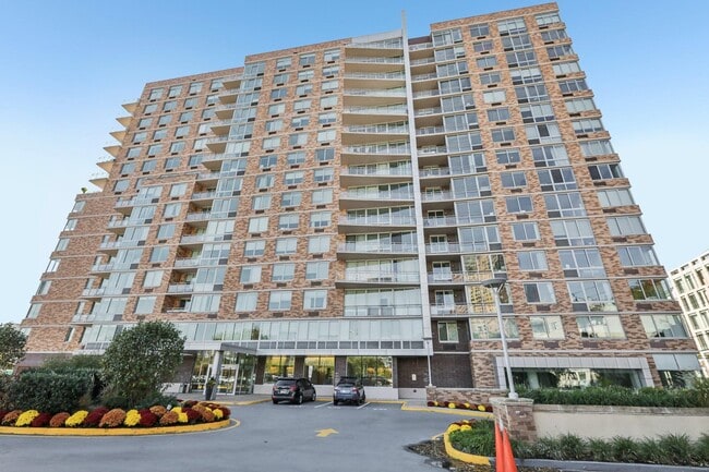Building Photo - 915 Hudson Park