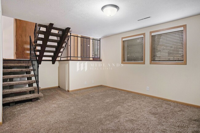 Building Photo - Spacious Bellevue Multi-Level