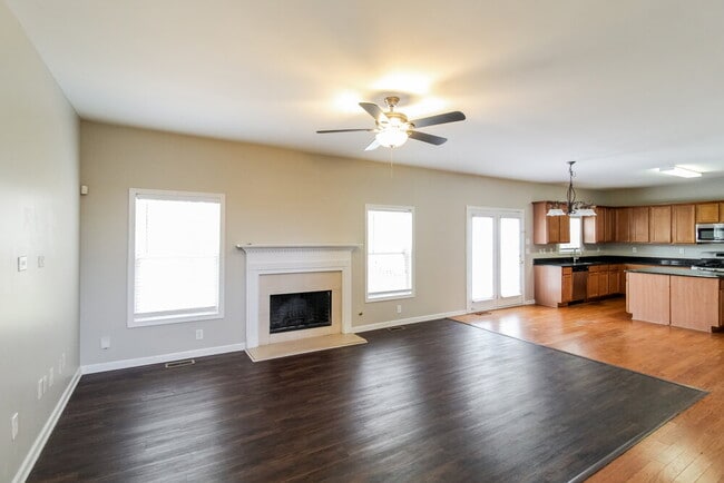 Building Photo - 2447 Longmont Dr