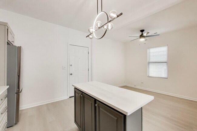 Building Photo - 912 N Ashland Ave