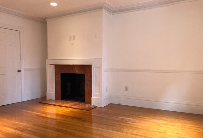 Primary Photo - 254 Newbury St