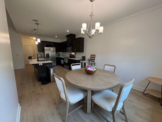 Building Photo - MOVE IN SPECIAL: $1000 OFF 1ST MONTH'S RENT!**