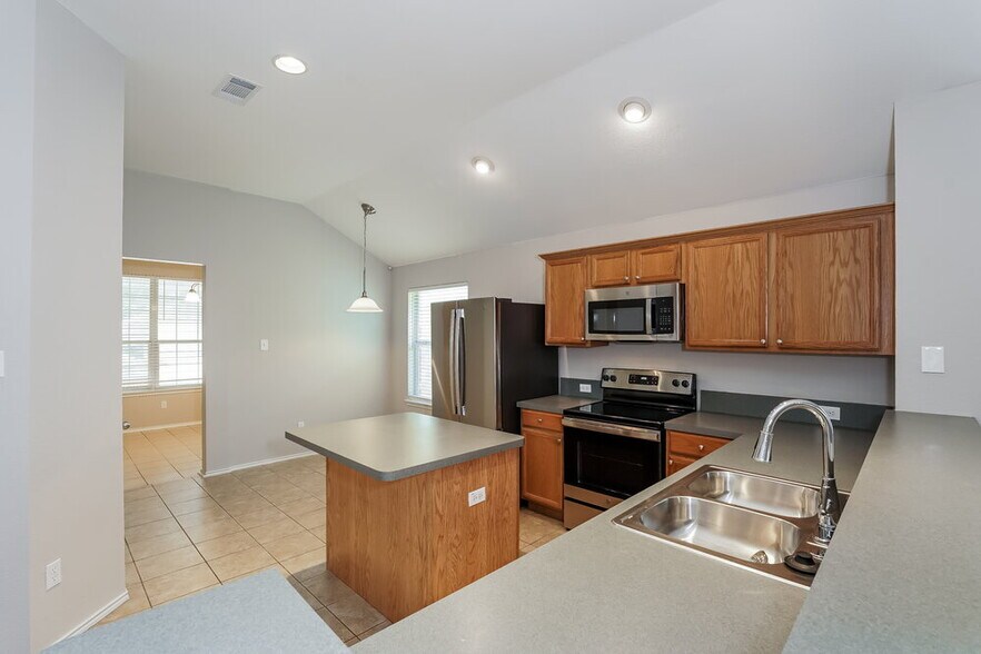 Building Photo - 7617 Rainbow Creek Dr