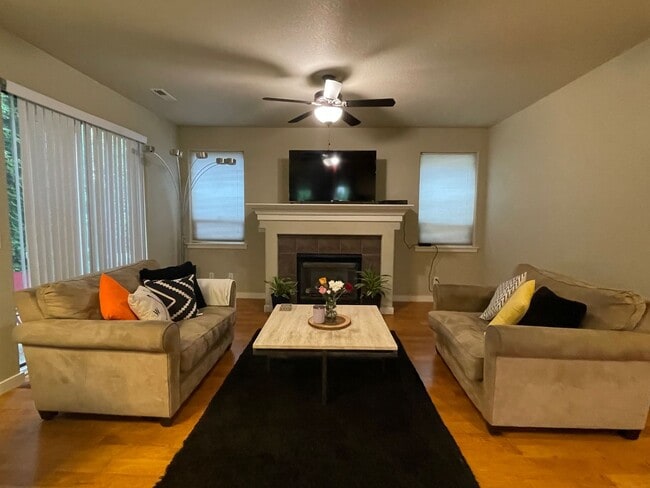 Building Photo - Inviting 3 Bed/2.5bath Corner lot