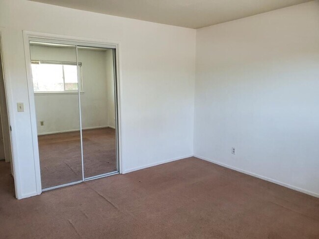 Building Photo - 1145 Oak Ave