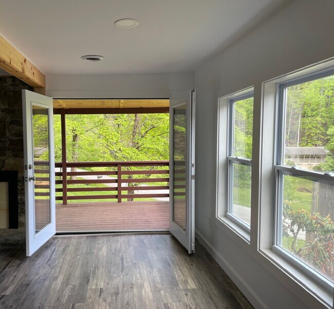 Building Photo - "Charming Cottage Retreat in Gerton, NC!"