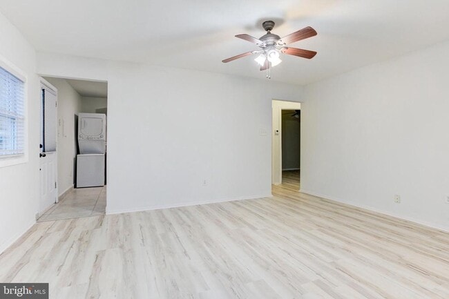 Building Photo - 121 Cabbel Dr