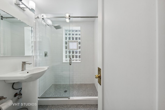 Building Photo - 556 W Roscoe St