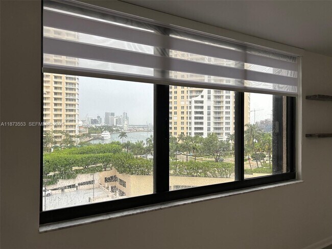 Building Photo - 540 Brickell Key Dr