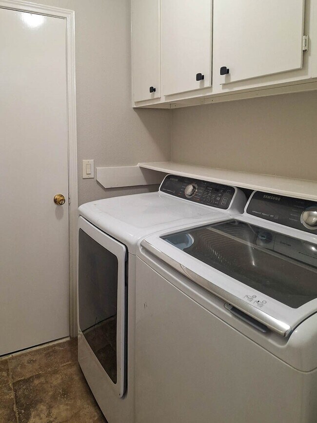 Building Photo - 175 Sylvan Forest Dr