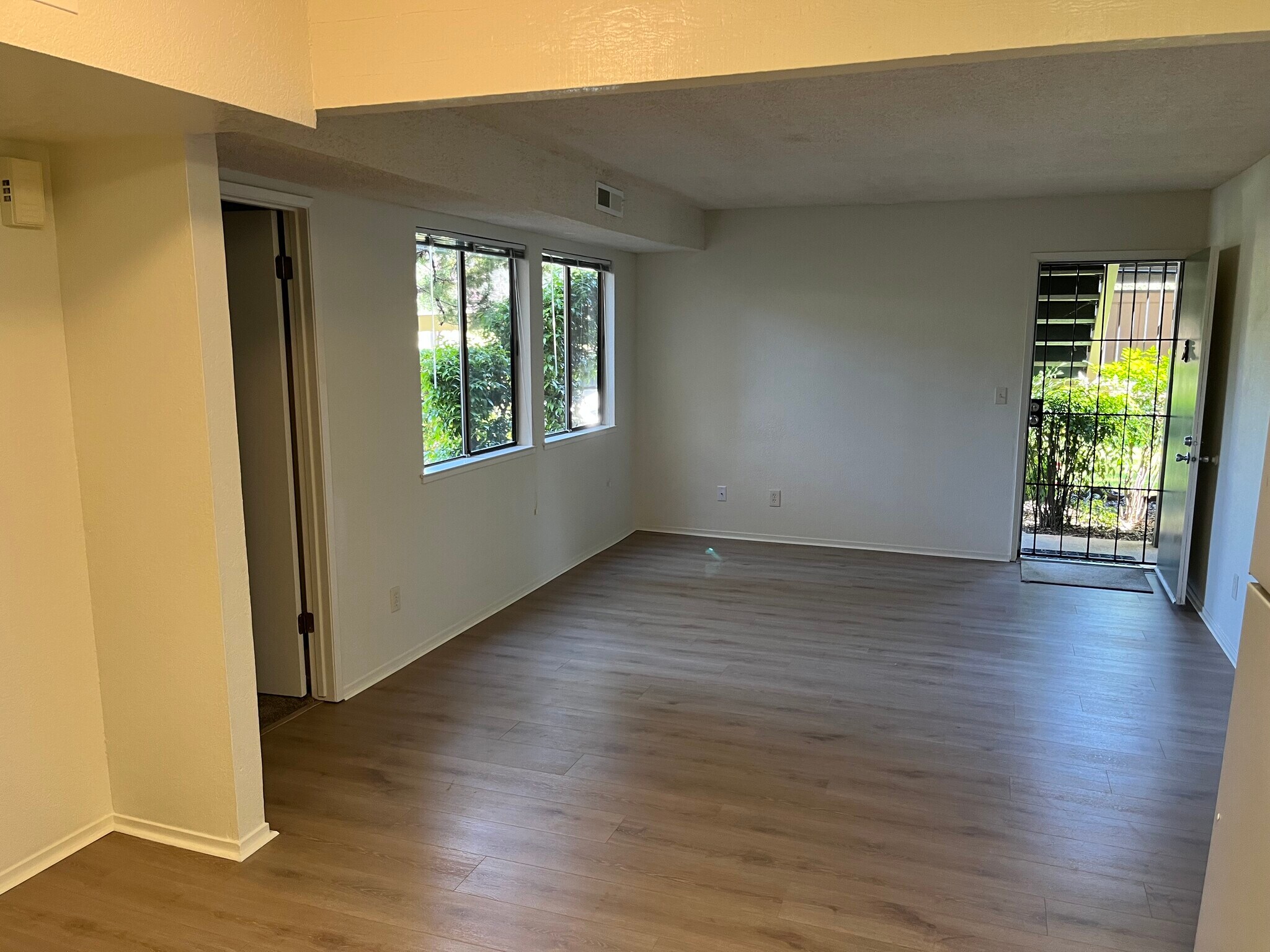 Building Photo - 13067 Lincoln Way