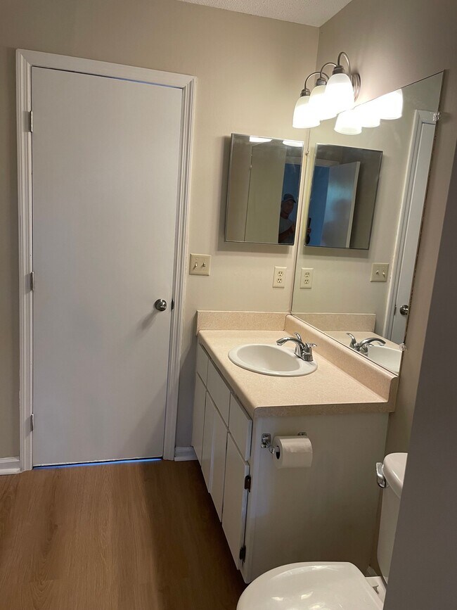 Building Photo - 107 Wisteria Ct