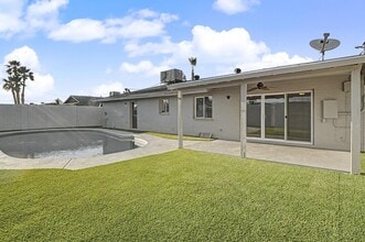 Building Photo - 6 Bed/ 3 Bath with Pool