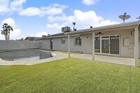 Building Photo - 6 Bed/ 3 Bath with Pool