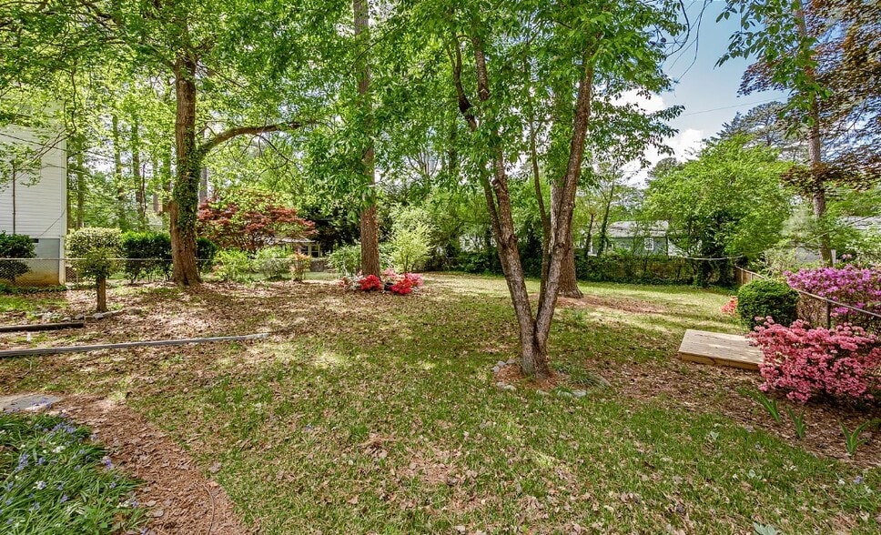 Building Photo - 1404 Landis Dr