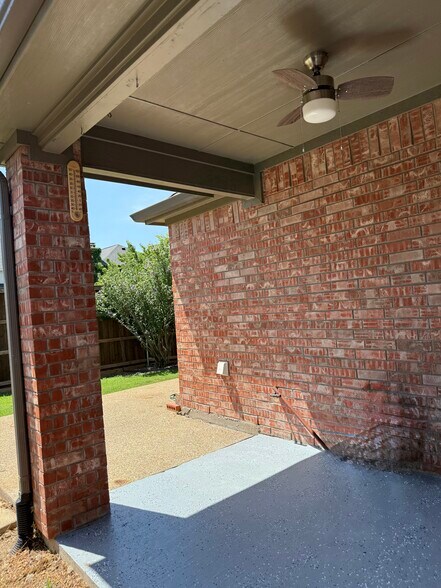 Building Photo - 1899 Kings View Dr