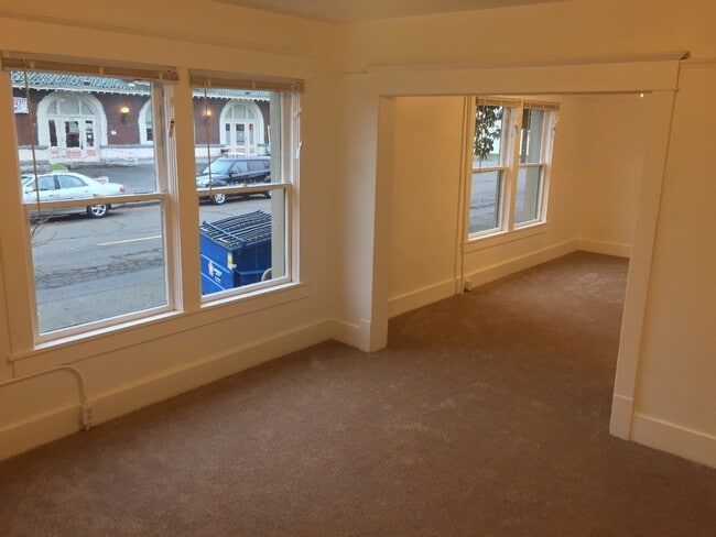 Building Photo - 505 SE Lyon St