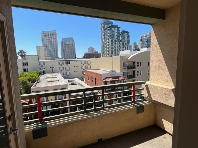 Building Photo - Stunning 2-Bedroom Condo with Panoramic Do...