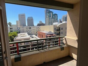 Building Photo - Spacious 2 Bed/2Bath In The Heart Of Downt...