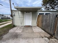 Building Photo - 2 bed 1 bath duplex for lease