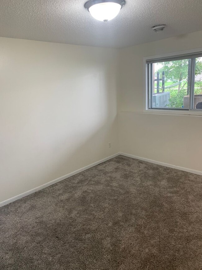 Building Photo - 3 BEDROOM OSGOOD TWIN HOME  -  PETS WELCOME
