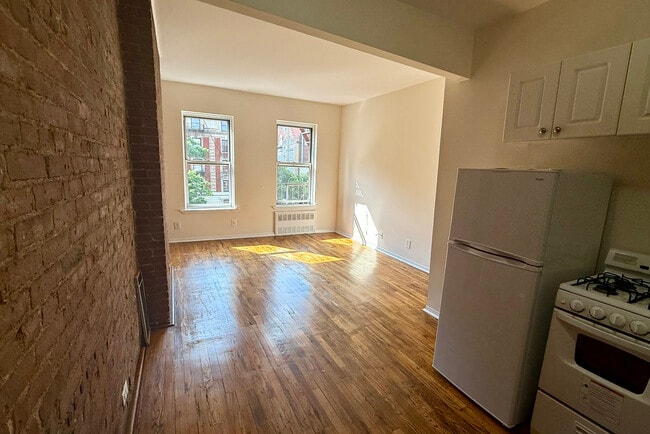 Primary Photo - 2274 Broadway