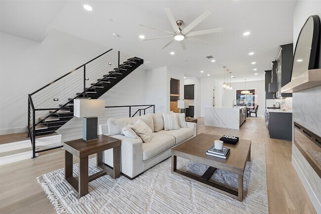Building Photo - 408 Vista Buena Trl