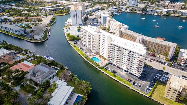 Building Photo - 401 Golden Isles Dr