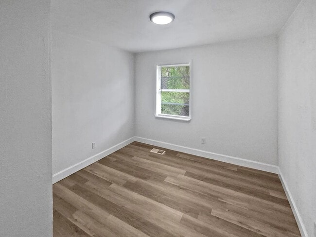 Building Photo - Small Cottage Home