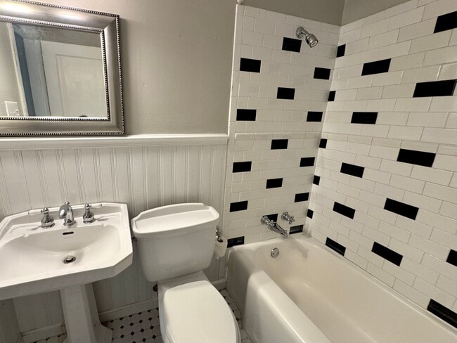 Building Photo - 4 Bedroom | 3 Bathroom Raleigh Home with F...