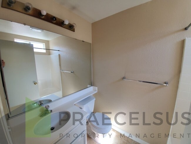 Building Photo - Gorgeous Townhome in Sorrento Valley