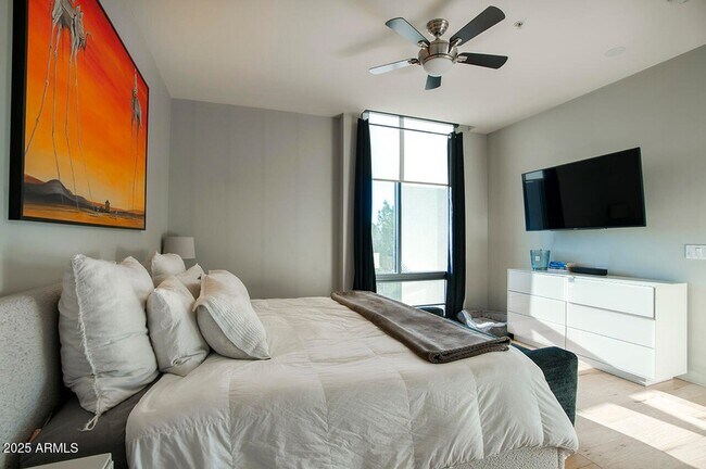 Building Photo - 208 W Portland St