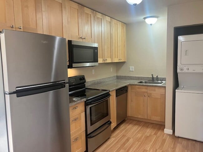 Building Photo - Great One Bedroom Condo in Monterey