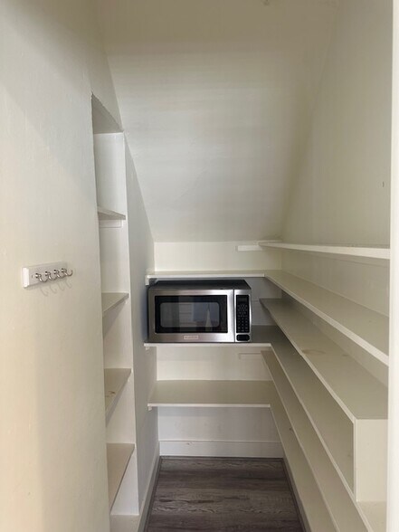 Building Photo - 212 Edgemere Ct