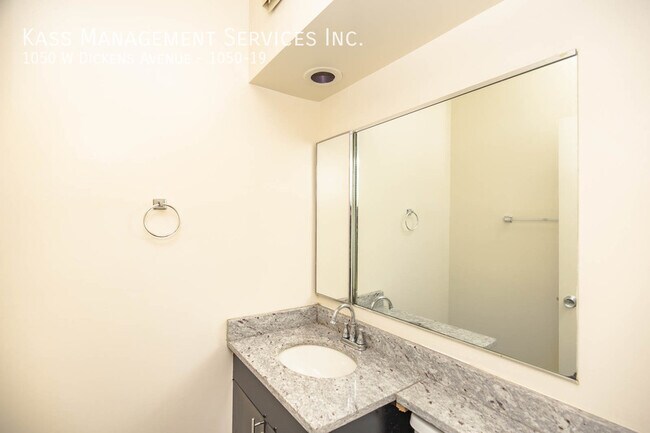 Building Photo - 1050 W Dickens Ave