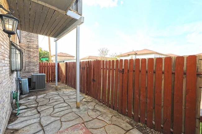 Building Photo - 2600 E San Jose St