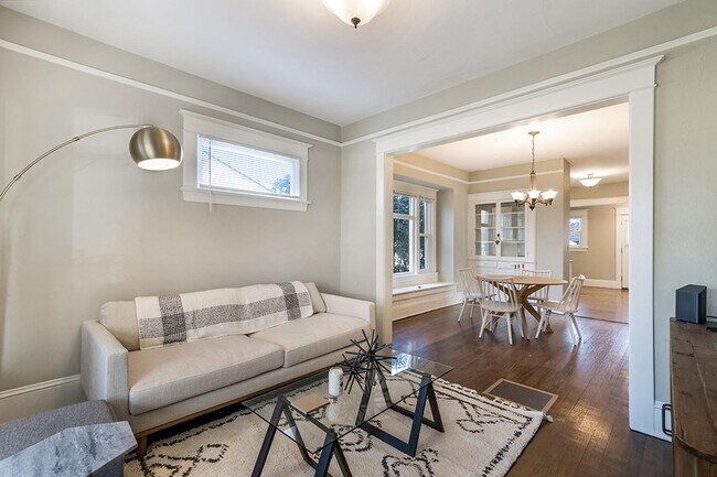 Building Photo - 5324 N Maryland Ave