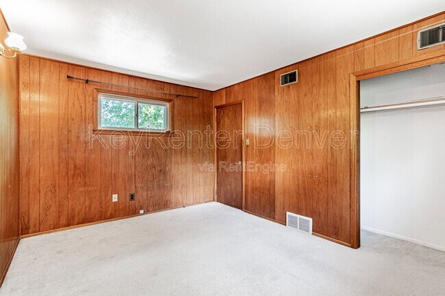Building Photo - 400 Lily Ln