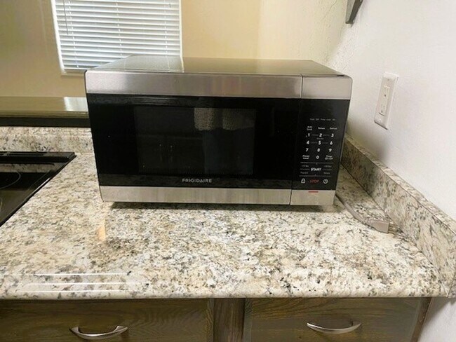 Building Photo - 2 Bedroom Coastal Convenience